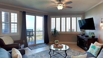 Condo, varias camas, balcón, vista al océano (#411D - No Pets) | Área de sala de estar | Televisión de 40 pulgadas con canales digitales
