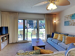 Condo, várias camas, sacada, vista para o jardim (#4108 - No Pets) | Área de estar | TV de tela plana, dock para MP3