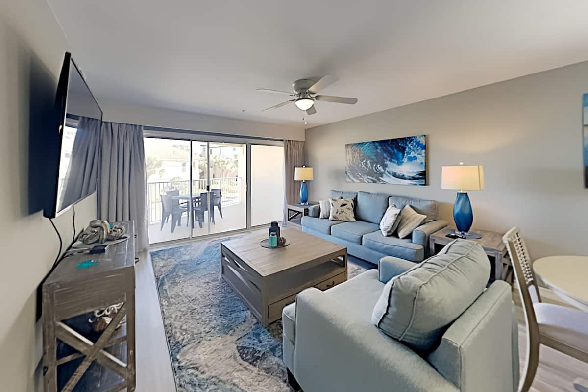 Appartamento, letti multipli, balcone, vista oceano (#1207 - No Pets Allowed) | Area soggiorno | TV a schermo piatto, docking station per MP3