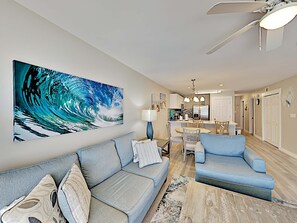 Condo, varias camas, balcón, vista al jardín (#1107 - No Pets) | Área de sala de estar | Televisión de pantalla plana y estación para reproductor de MP3 