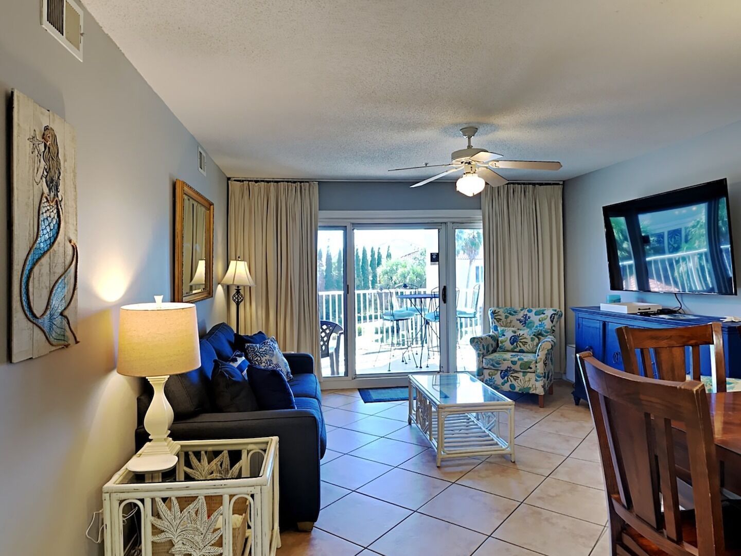 Condo, nhiều giường, ban công, quang cảnh một góc biển (#1301 - No Pets) | Khu phòng khách | TV màn hình phẳng, MP3 dock 