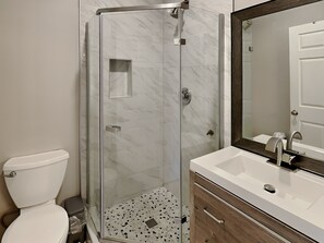 Apartment, Mehrere Betten, Balkon, Poolblick (#5311 - No Pets) | Badezimmer | Handtücher, Toilettenpapier