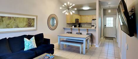 Kondominium, Beberapa Tempat Tidur, balkon, pemandangan kolam renang (#5311 - No Pets) | Area keluarga | TV layar datar