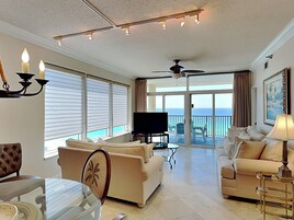 コンドミニアム ベッド (複数台) バルコニー オーシャンビュー (#1010 - No Pets) | リビング エリア | 42 インチの薄型テレビ (デジタル放送視聴可)