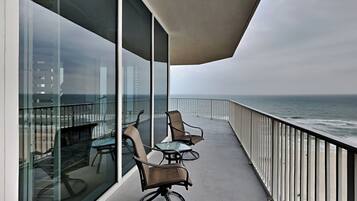 Condo, várias camas, banheira de hidromassagem, vista para o oceano (#1002W - No Pets) | Área da propriedade