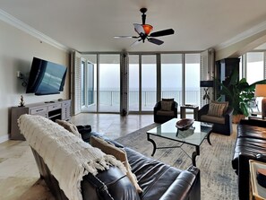 Condo, várias camas, banheira de hidromassagem, vista para o oceano (#1002W - No Pets) | Área de estar | TV