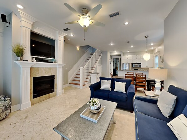 Condo, varias camas, balcón (#103 - No Pets) | Área de sala de estar | Televisión 