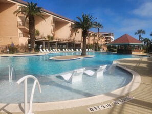 A heated pool - NEW Heated Pool & HOT Tub!  W/D 3 KING BEDS (Galveston)