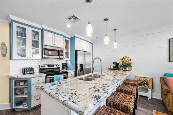 Fridge, microwave, oven, stovetop - NEW Heated Pool & HOT Tub!  W/D 3 KING BEDS (Galveston)