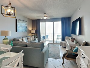 Appart'hôtel, plusieurs lits, balcon, vue océan (#412A - No Pets) | Coin séjour | Télévision à écran plat de 42 pouces avec chaînes numériques