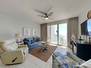 公寓客房, 多張床, 陽台, 海景 (#1110A - No Pets) | 起居區 | 42-吋平面電視，提供數位頻道