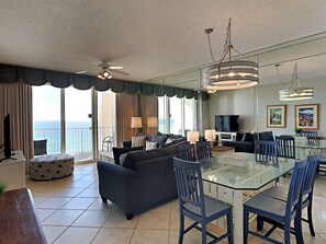 Appart'hôtel, plusieurs lits, balcon, vue océan (#705A - No Pets) | Coin séjour | Télévision à écran plat de 42 pouces avec chaînes numériques