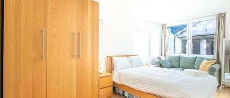 4 عدّة غرف نوم وواي فاي وملاءات أسرّة