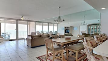 Condo, nhiều giường, ban công, quang cảnh biển (#804 - No Pets) | Khu ăn uống