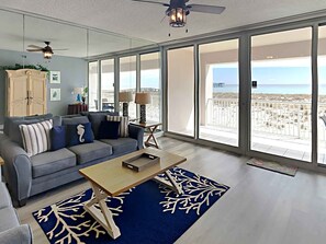 Appartement, meerdere bedden, balkon, uitzicht op oceaan (#105 - No Pets) | Woonruimte | Een televisie