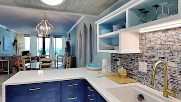 Condo, 2 phòng ngủ, ban công, quang cảnh biển (#505 - No Pets) | Bếp riêng | Tủ lạnh, lò vi sóng, lò nướng, bếp nấu