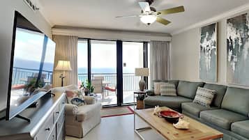 Condo, nhiều giường, ban công, quang cảnh biển (#1206 - No Pets) | Khu phòng khách | TV màn hình phẳng 42-inch có truyền hình kỹ thuật số, TV