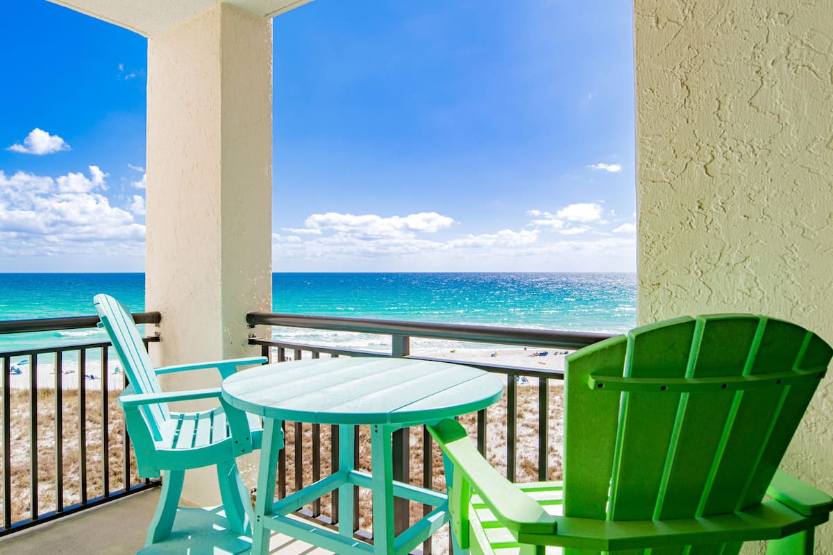 Un balcon avec vue sur la plage et l’océan.