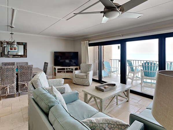 Apartment, Mehrere Betten, Balkon, Meerblick (#806 - No Pets) | Wohnbereich