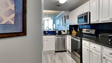Condo, varias camas, balcón, vista al océano (#1404 - No Pets) | Cocina privada | Cafetera y tetera