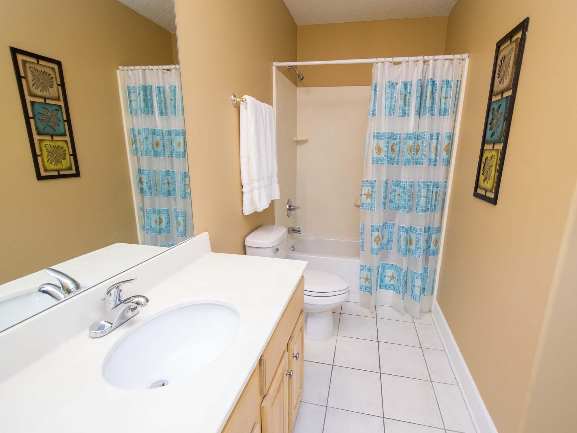 Une salle de bain avec un lavabo, des toilettes et une baignoire.