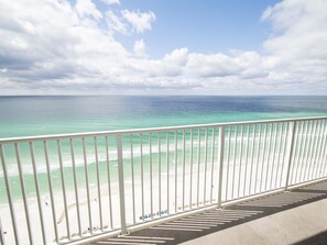 公寓客房, 多張床, 陽台, 海景 (#1706 - No Pets) | 住宿一隅