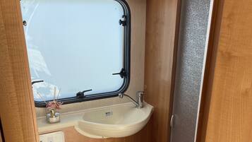 Kabin | Kamar mandi | Shower, pengering rambut,  dan handuk