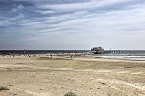 On the beach - Steps to Sand + 2 Pools! Galveston Coastal Getaway (Galveston)
