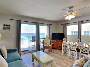 Apartamento, varias camas (#513 - No Pets) | Zona de estar | Televisión de pantalla plana de 42 pulgadas con canales digitales