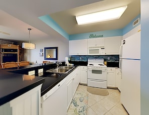 Condo, várias camas, sacada, vista para o oceano (#203 - No Pets) | Cozinha privada | Geladeira, fogão, lava-louças, cafeteira/chaleira