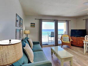 Apartamento, varias camas (#513 - No Pets) | Zona de estar | Televisión de pantalla plana de 42 pulgadas con canales digitales