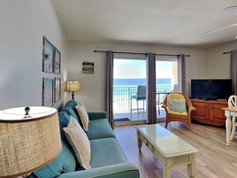 公寓式客房, 多张床 (#513 - No Pets) | 起居区 | 42-英寸纯平电视（配备数码频道）