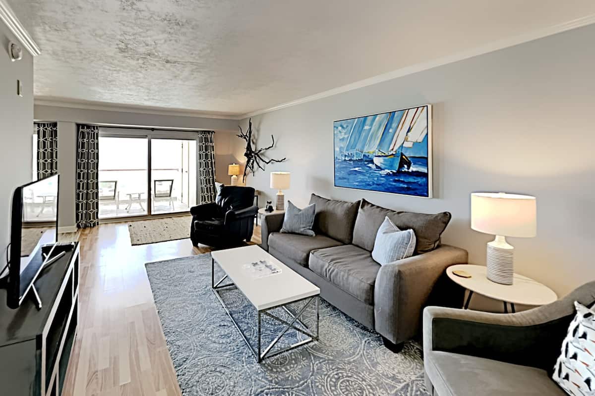 Condo, 1 cama King size y sofá cama, balcón, vista al océano (#506 East - No Pets Allowed) | Área de sala de estar | Televisión de pantalla plana de 42 pulgadas con canales por cable