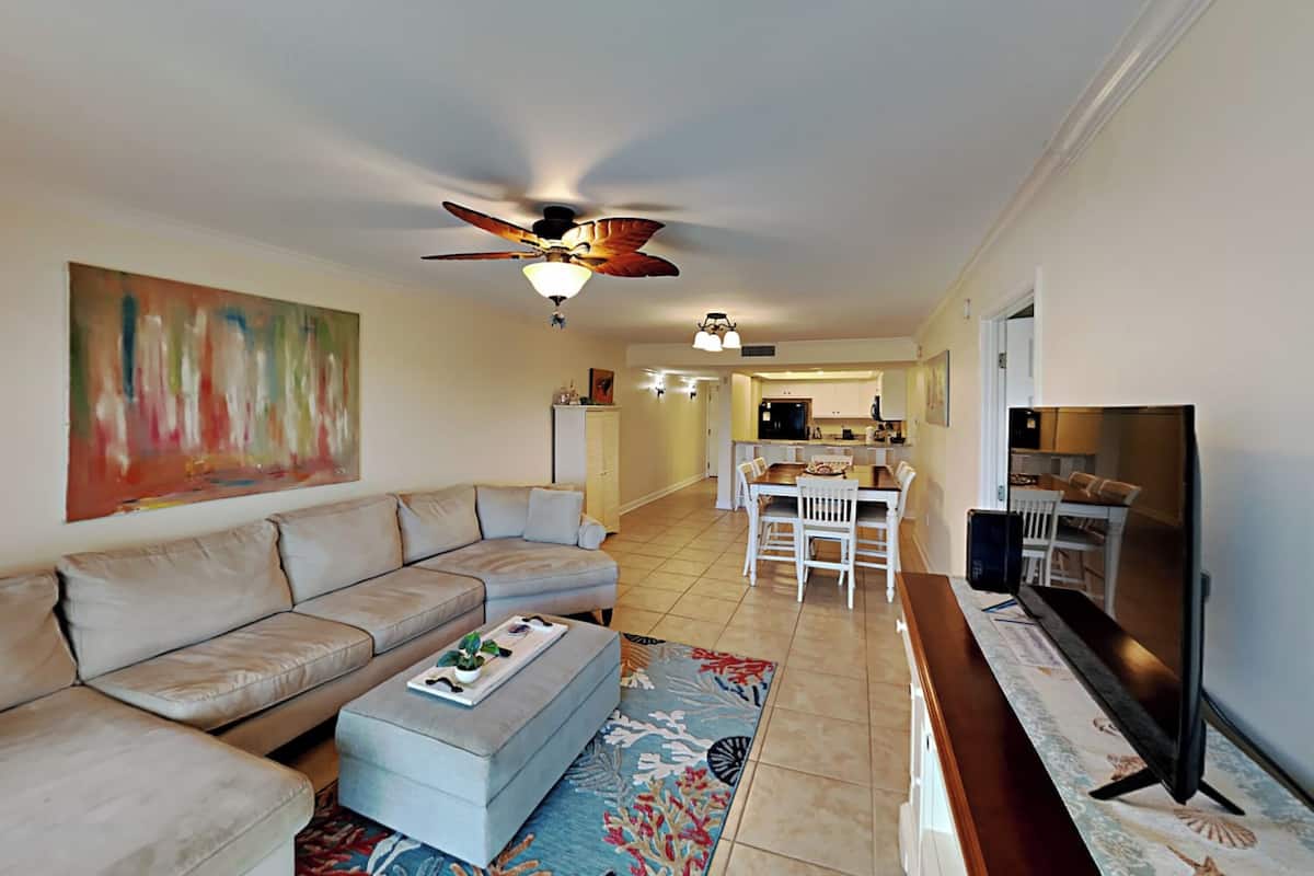 Condo, varias camas, cocina, vista al océano (#104 West - No Pets Allowed) | Área de sala de estar | Televisión de pantalla plana de 42 pulgadas con canales por cable
