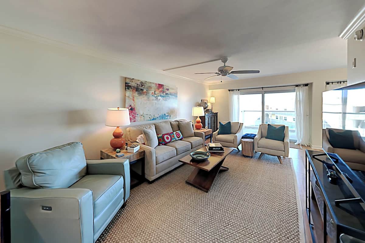 Condo, 1 cama King size y sofá cama, balcón, vista al océano (#403 East - No Pets Allowed) | Área de sala de estar | Televisión de pantalla plana de 42 pulgadas con canales por cable