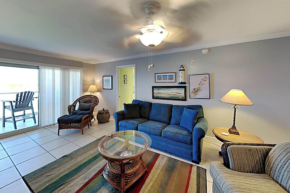 Condo, varias camas, balcón, vista al océano (#407 West - No Pets Allowed) | Área de sala de estar | Televisión de pantalla plana de 42 pulgadas con canales por cable