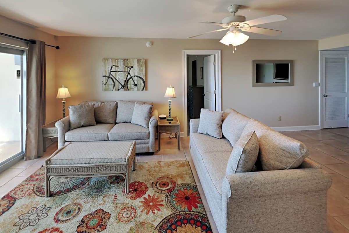 Condo, varias camas, balcón, vista al océano (#302 West - No Pets Allowed) | Área de sala de estar | Televisión de pantalla plana de 42 pulgadas con canales por cable
