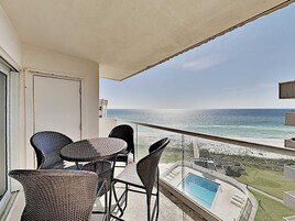 Apartamento, varias camas, balcón, vistas al mar (#808 East - No Pets) | Restaurante al aire libre