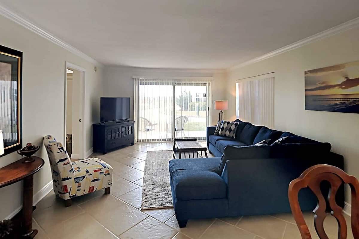 Condo, varias camas, cocina, vista al jardín (#108 East - No Pets Allowed) | Área de sala de estar | Televisión de pantalla plana de 42 pulgadas con canales por cable