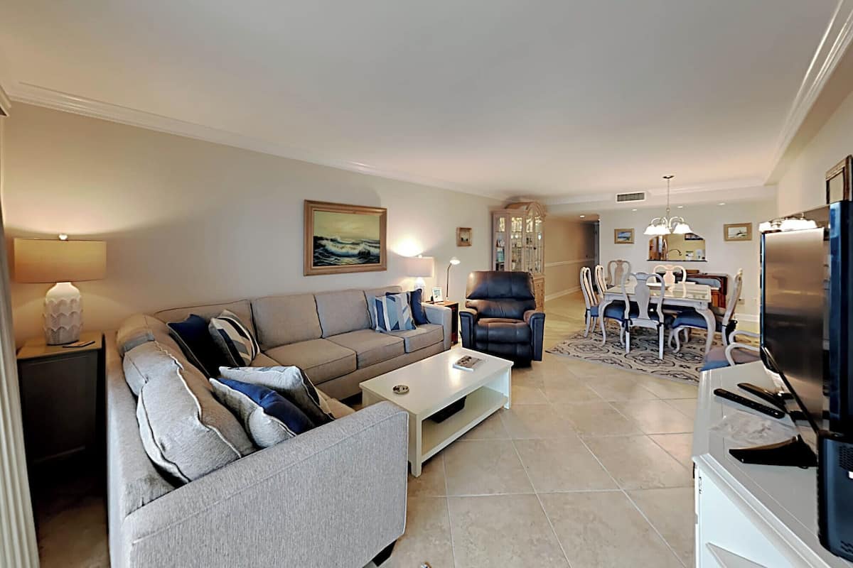 Condo, varias camas, balcón, vista al océano (#304 West - No Pets Allowed) | Área de sala de estar | Televisión de pantalla plana de 42 pulgadas con canales por cable