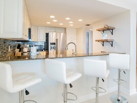 Apartamento, varias camas, balcón, vistas al mar (#708 West - No Pets) | Cocina privada | Cafetera o tetera, frigorífico, microondas y horno