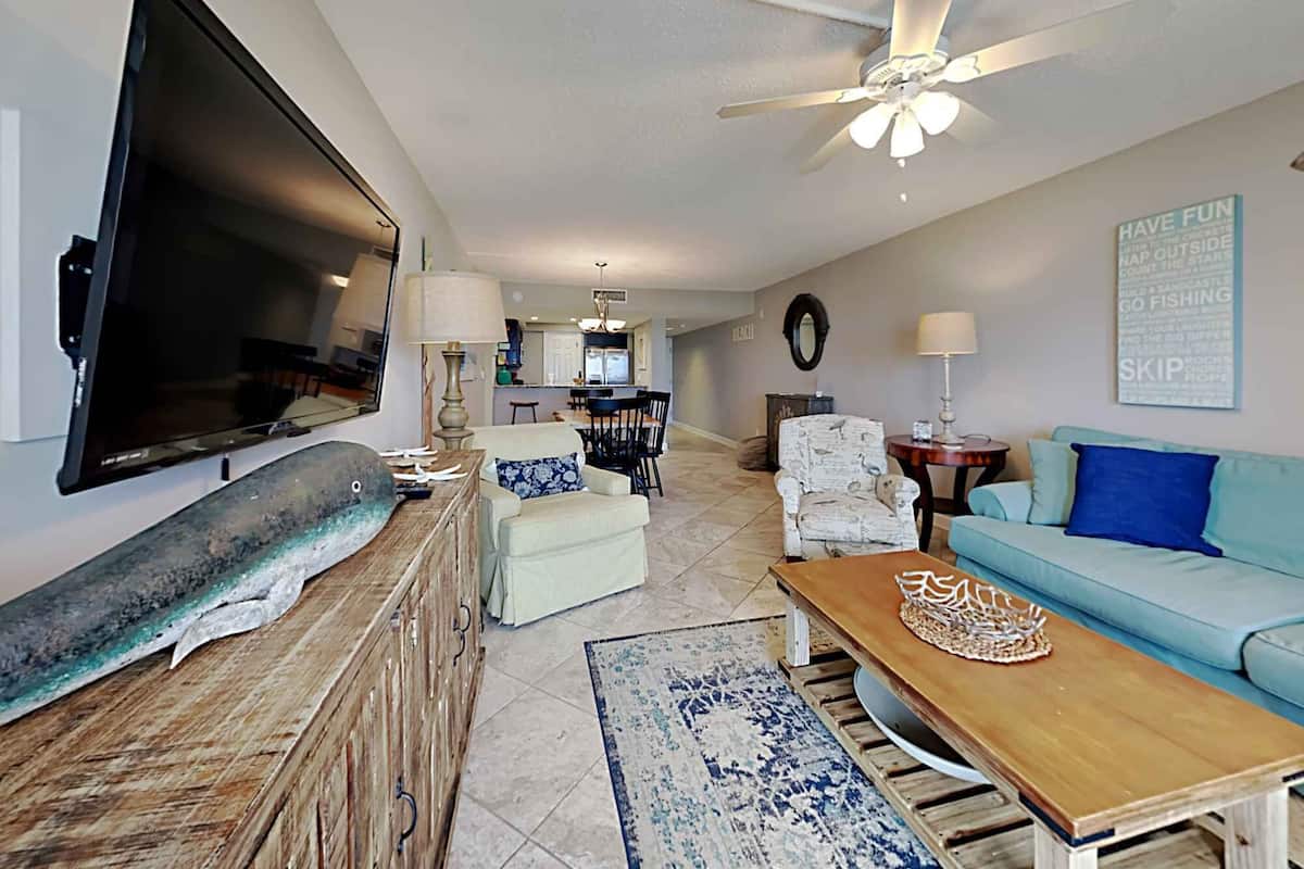 Condo, varias camas, balcón, vista al océano (#205 West - Pet Friendly) | Área de sala de estar | Televisión de pantalla plana de 42 pulgadas con canales por cable