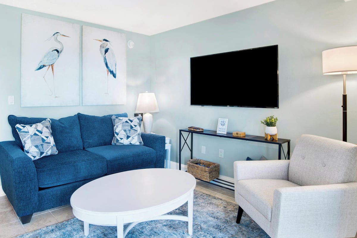 Condo, varias camas, cocina, vista al océano (#103 East - No Pets Allowed) | Área de sala de estar | Televisión de pantalla plana de 42 pulgadas con canales por cable