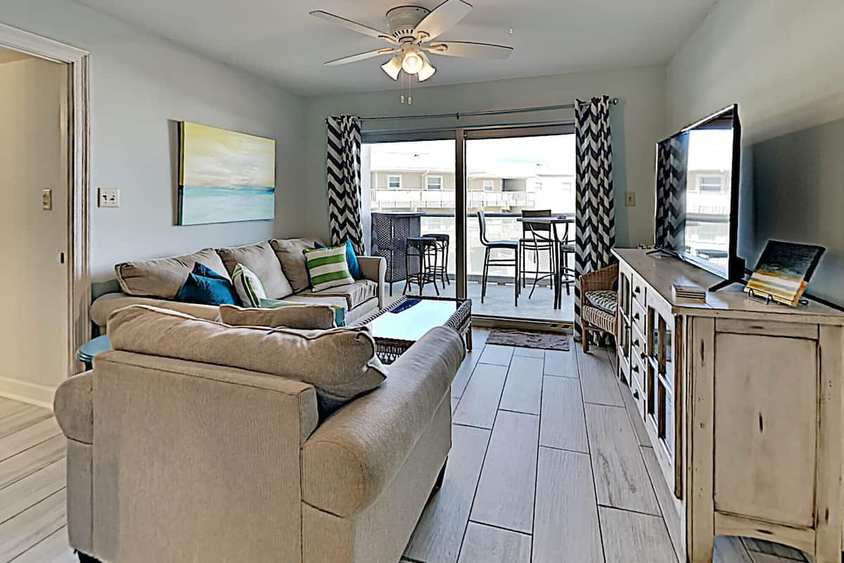 Condo, varias camas, balcón, vista al océano (#302 East - No Pets Allowed) | Área de sala de estar | Televisión de pantalla plana de 42 pulgadas con canales por cable