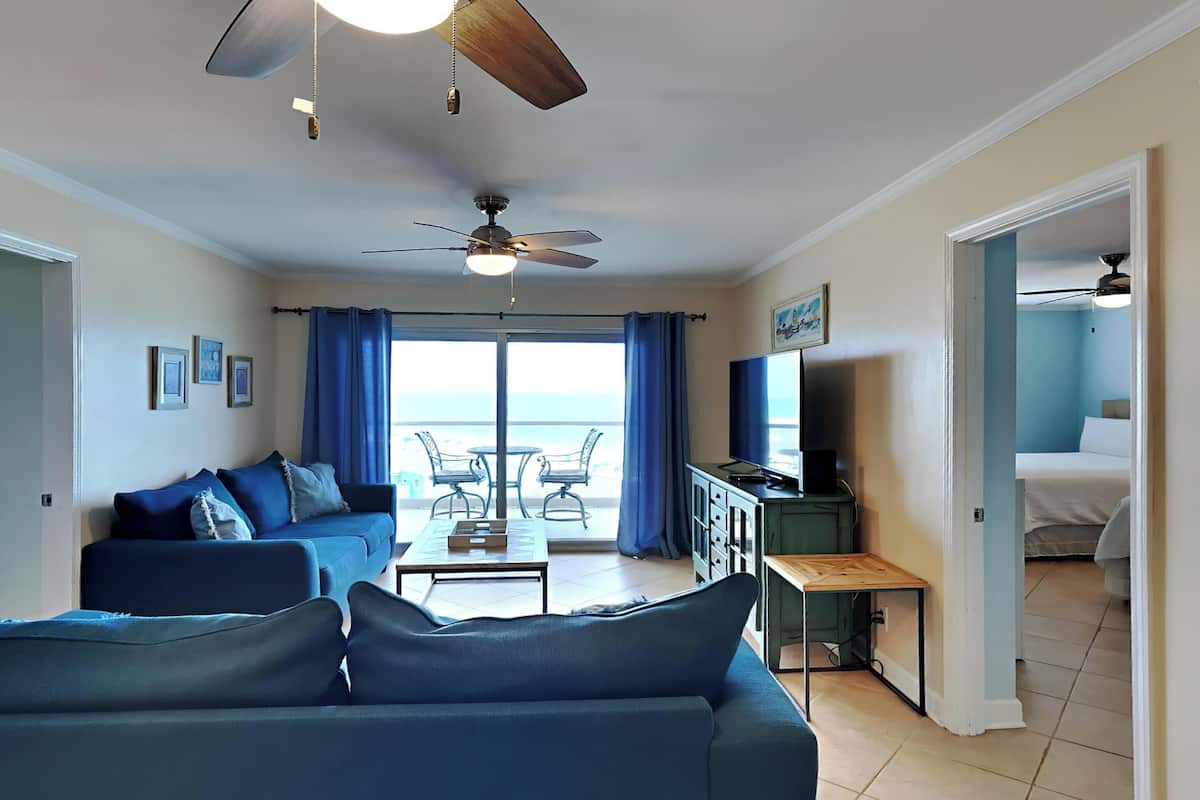 Condo, varias camas, balcón, vista al océano (#802 East - No Pets Allowed) | Área de sala de estar | Televisión de pantalla plana de 42 pulgadas con canales por cable
