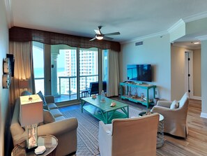 Condo, Plusieurs lits, balcon (#1-1203 - No Pets) | Aire de séjour | Téléviseur