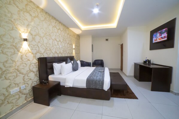 ห้องเอ็กเซกคิวทีฟ | เตียงพร้อมฟูกเสริมที่นอน, ตู้นิรภัยในห้องพัก, โต๊ะทำงาน, Wi-Fi ฟรี