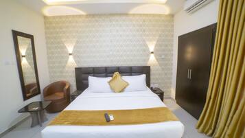 Classic Room | 1 bedroom, pillowtop beds, in-room safe, desk