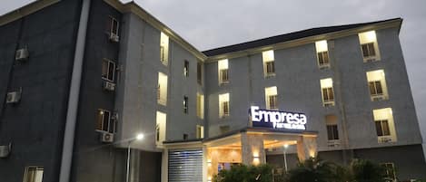 Bagian depan properti - sore/malam