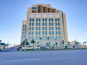 Un hotel alto de varios pisos con una fachada simétrica, numerosos ventanales y una entrada central.